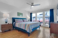 MIDCENTURY MANOR-Hot Tub & 5 Blocks to Town Center