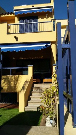 Very spacious bungalow with terrace, sea views, community pool and jacuzzi. Отели рядом с достопримечательностью «Маяк Маспаломас»