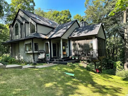 Spacious 3 Story Home 4bd/4.5bth in Popular Eagle Ridge Golf Resort in Galena!