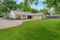 Family Friendly, Updated, Charming Home in North Denton 덴턴 호텔