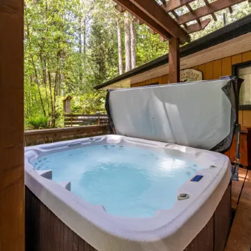 Hot Tub, Sauna, Large Open Great Room, Spacious Kitchen, Pet Friendly, Trails.
