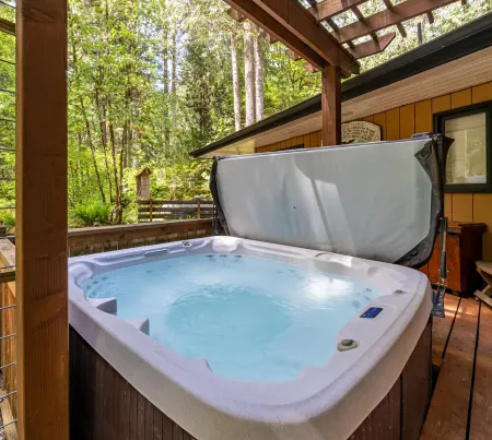 Hot Tub, Sauna, Large Open Great Room, Spacious Kitchen, Pet Friendly, Trails.
