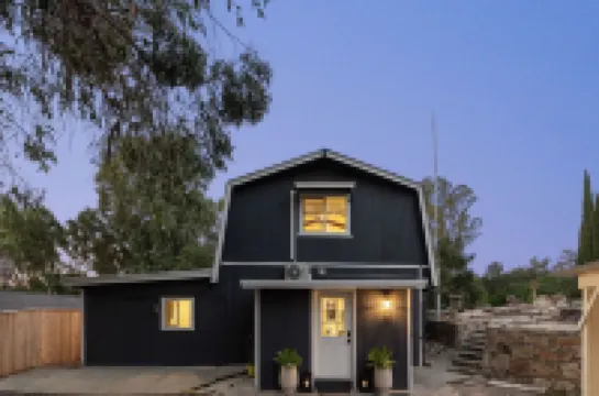 Uber to Wineries/Weddings+ PUPS! +mountain escape 彩虹酒店