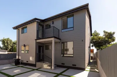 Modern new-built home next to Downtown Los Angeles and Art's district!
