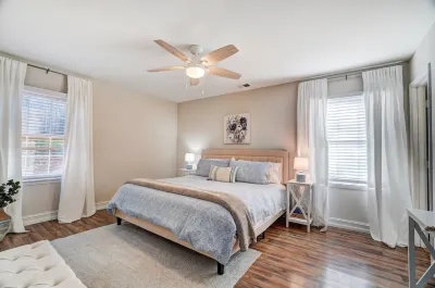 Charming private southern home- pet friendly, King Beds Hotels near Boggins Heights