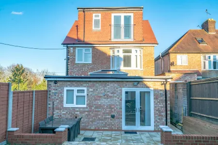 Newly Refurbished Modern 4 Bed Detached House