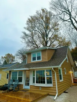 Charming Lake Erie front 2-bedroom house with hot tub in lovely Conneaut