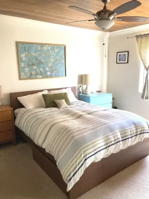 Updated Mid-Century beach house --10 minute walk to the beach