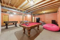 Pet-Friendly 5BR 3.5BA Cabin on 6-acres Sleeps 15, Game Room, Deck, Dells 10min