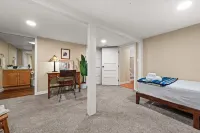 2nd St Lodge: Salt Water Spa, Steps to River & DT Bend