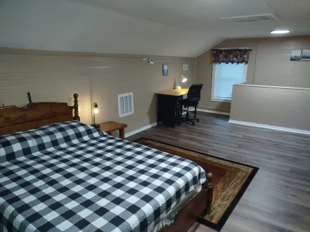 Cozy Bear Rock Cottage with hot tub Отели рядом с достопримечательностью «Lazy Days Winery»