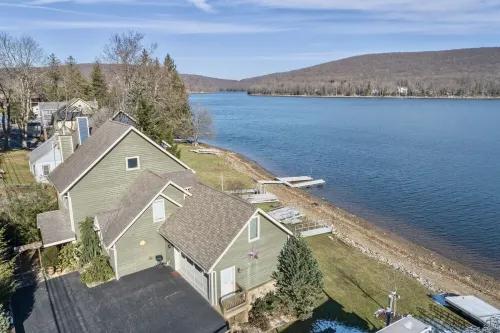 Best Location, lakefront, dockslip, family friendly, safe.