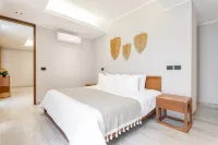 Luxury 1BD Condo 3 blk from 5th Ave W/Pool&Parking