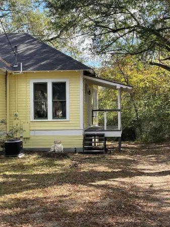 Historic 1-bedroom house with WiFi, washer and dryer.  Short walk to town.