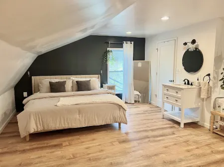 cozy romantic getaway private woody area 5 mins from hiking trails