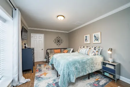 Comfortable Cottage Downtown w/Fire Pit-Walk to Dining/Taproom/Coffee Shop