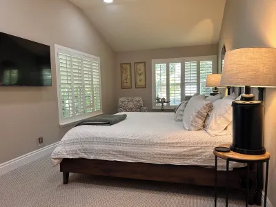 Crescent House - Tranquil Downtown Home Michael David Vineyards附近的飯店