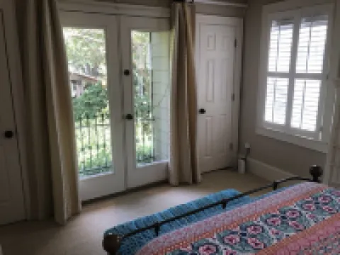 Garden 1BR Cottage off Devine St in Historic Columbia home