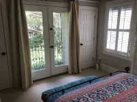 Garden 1BR Cottage off Devine St in Historic Columbia home