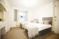 Newly-furnished, Detached 4 bedroom Didsbury home Vision Express Opticians at Tesco - Baguley附近的飯店