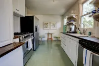 Charming Coastal Cottage in Fairhope, steps away from Mobile Bay Hotels in Fairhope