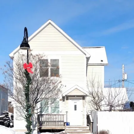 3 Bed 2 Bath! Enormous Kitchen! Sleeps 8