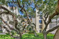 Beautiful one bedroom condo on Siesta Key.  minutes from Siesta key Beach! Hotels near Sarasota Beach