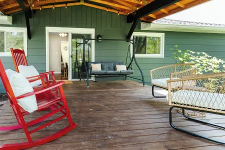 Cozy 3-Bed Home, 2 miles from IU Campus