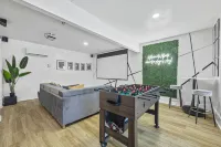 Convenient City Retreat with MASSIVE Backyard, 10 mins from Airport
