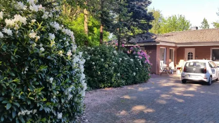 Garden view vacation apartment in the historic Heuerhaus in the beautiful Rhodo garden