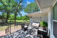 The Wildflower- Peaceful Retreat/7 Miles to Magnolia/Downtown Waco Hotels in McLennan County