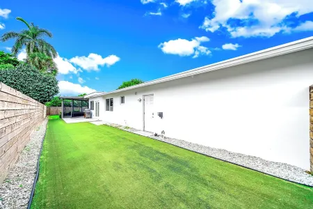 Private Home! Large Open Backyard+Close 2 Beach!