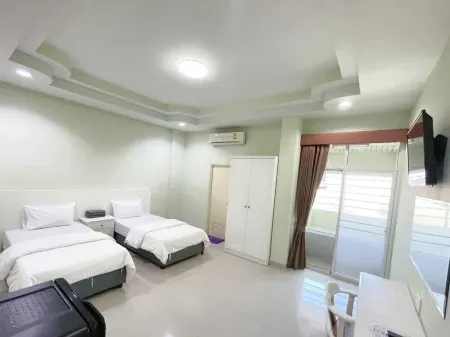 Grand Charoonrat Apartment Отели рядом с достопримечательностью «Wat Kaeng Kanun»