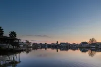 New Orleans Suburban Waterfront 5BR Home Sleeps 12 With Boat Dock