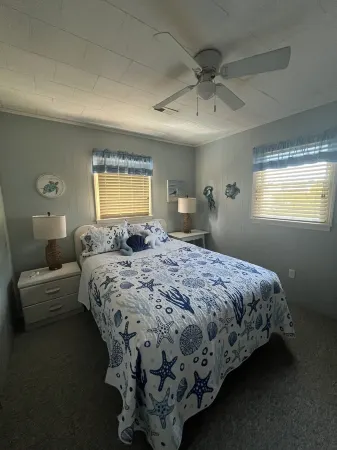 Steps to the Beach Pet friendlyHouse. Pool & hot tub! 3 minute walk to beach!