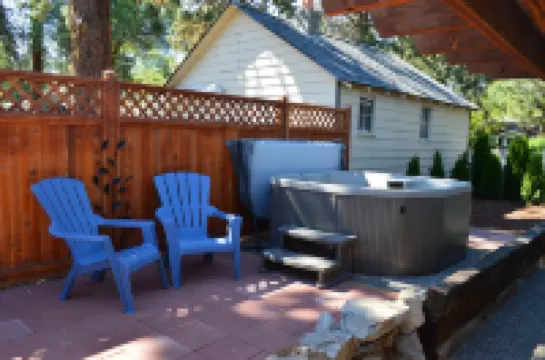 Westside Cottage │Fenced Yards │Hot Tub │One Block to Galveston │Guest Favorite