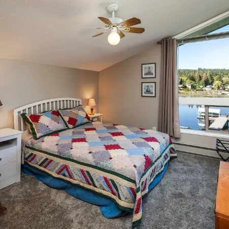 Lakefront Paradise: Private Beach, Water Sports, Stunning Sunsets, Sleeps 8