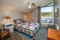Lakefront Paradise: Private Beach, Water Sports, Stunning Sunsets, Sleeps 8
