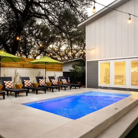 Heated Pool, MiniGolf, Karaoke, Game Room, Spa, 2mi to DT - SoCo Cowgirl