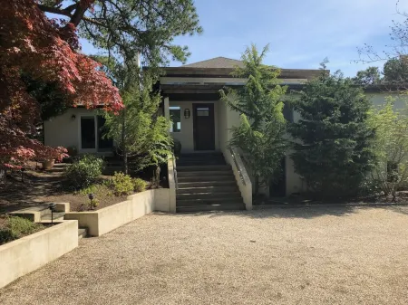 Bayfront 5 bedrooms family home. Panoramic sea view from all rooms