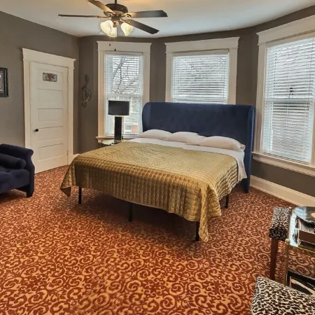 Swing Garden Retreat w/ Fire Pit & Pergola/Sleeps 16 Comfortably