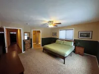 40 Min from Ynp!  18 Beds! New Bedding! Lots of Parking! Hotel a Fremont County