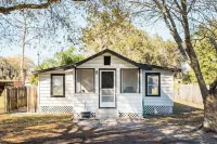 Charming 2-bedroom house with huge yard and firepit in Eagle Lake