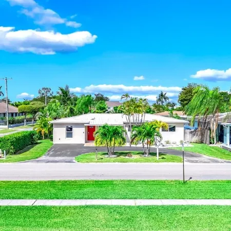 Heated Pool! Close to Beach & Shops!