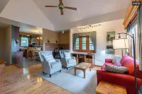 Family-friendly 3-bedroom house with lake views