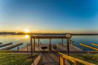 Waterfront Condo: Stunning Sunsets, Fishing, Patio, & 4 minutes from the beach!