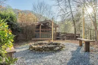 Cozy 4-bedroom cabin with Game Room, HotTub, and FirePit in charming Sevierville Hotels near Wears Valley