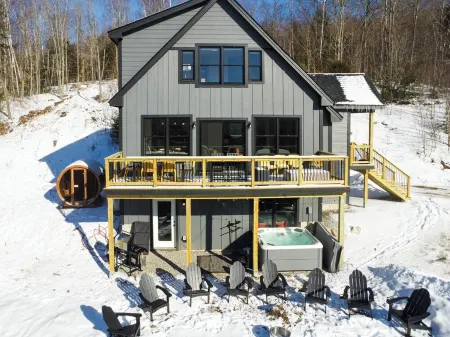 Sauna, Hot Tub, Game Room & Mountain Views Отели в г. Ньюри