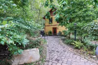 Cabin in a Wooded Private Paradise - 7 Miles From Downtown Asheville! HOT TUB!