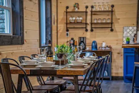 Bear Paradise Cabin–Hot Tub, Mini Golf, Court, Game Room, EV Charger & Fireplace